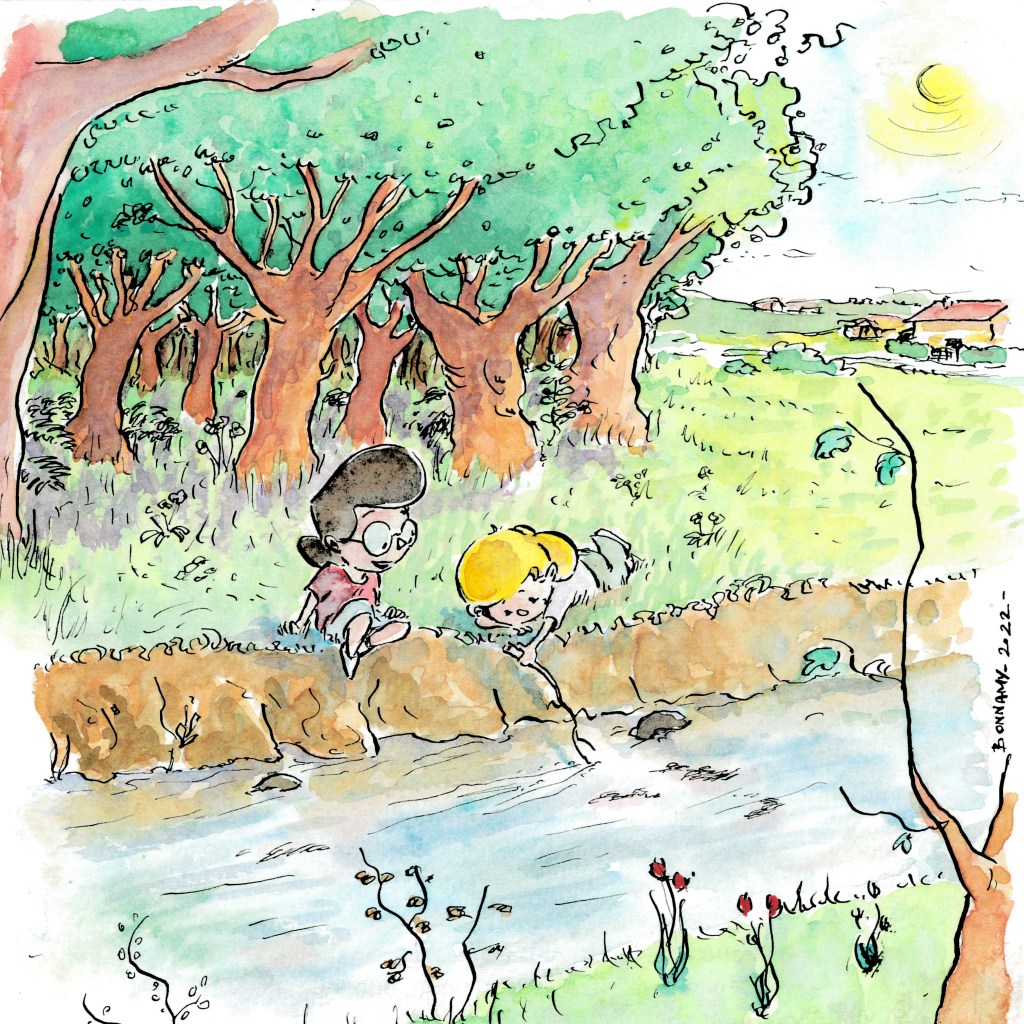 Décroissants Juniors (illustration) : Pauline et Juliette au bord d'un court d'eau, forêt en arrière plan et maisons isolée dans paysage campagne